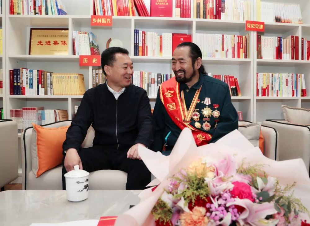 与全国劳模其美多吉交流调研期间,沈阳还前往康定中学看望慰问奋斗