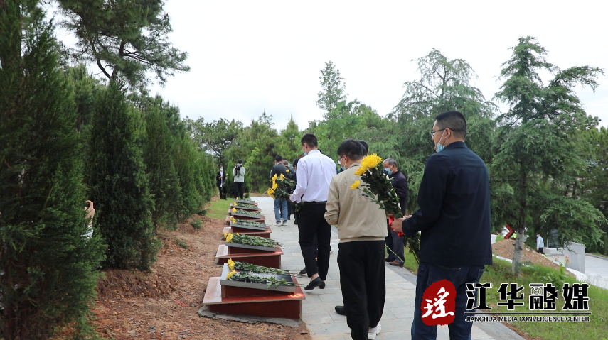 江华举行散葬烈士墓集中迁葬入园仪式