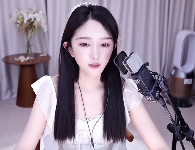 虎牙女主播"林七七"诉苦:吐槽歌手唱得难听,遭到对方起诉