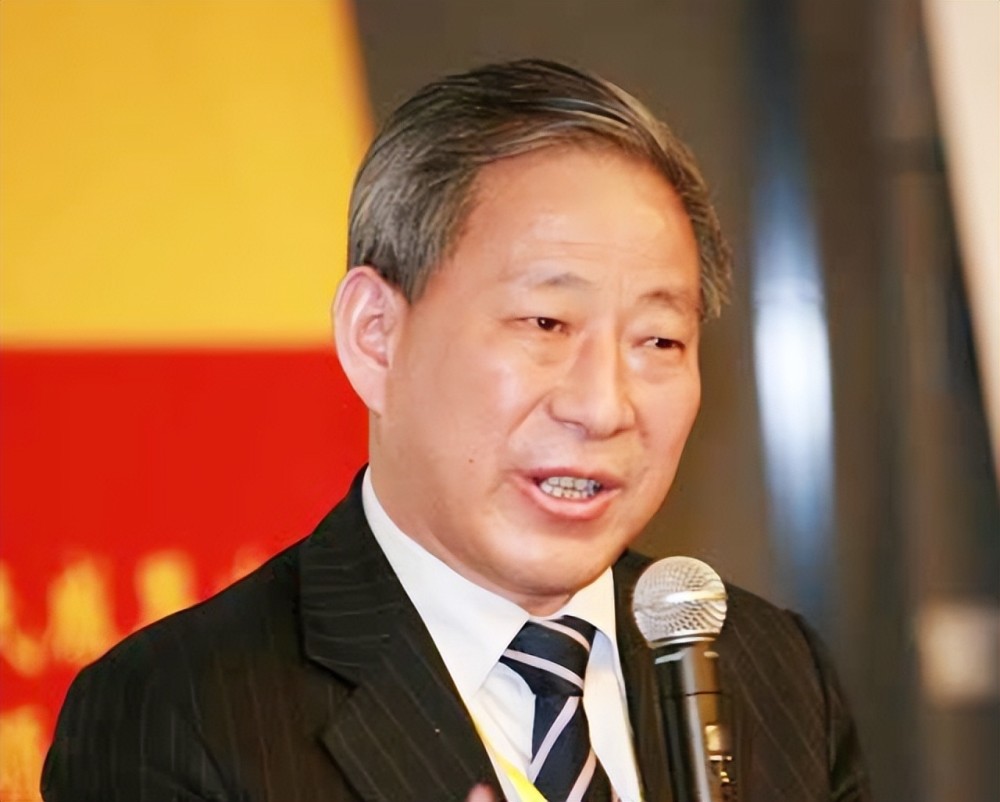 然而,当面对是否要生这个儿子的选择时,严介和想了想,最后决定一定要