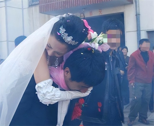 江西打工妹將男友供成碩士,結婚當夜,新郎騙她喝下10支安定劑