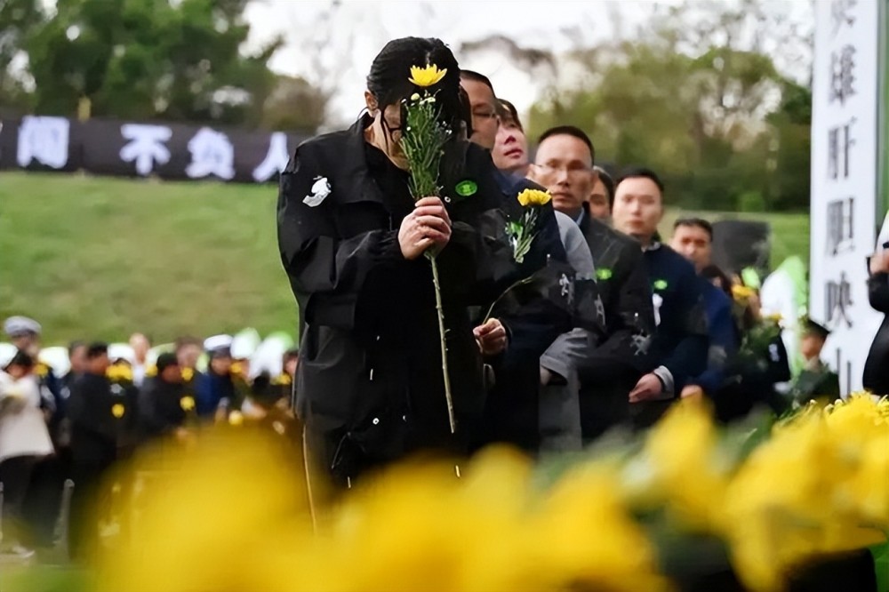 親歷者回憶涼山大火戰士們還是娃娃被搜救時遺體緊抱一起