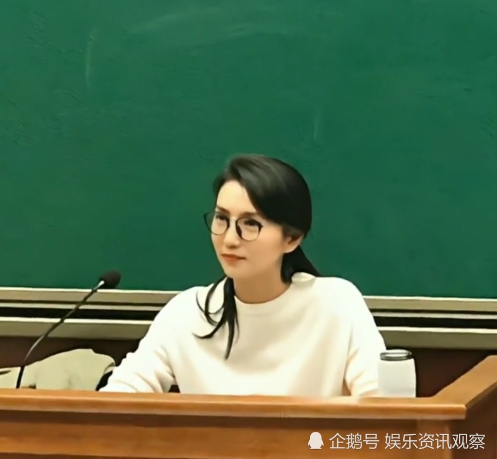 陈好身穿白衫衣搭配马尾辫非常温柔,她还是大家眼中的万人迷.