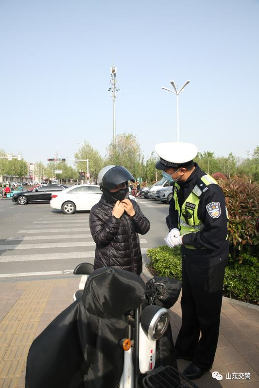 山东交警在岗执勤不松懈,坚守一线保畅通!