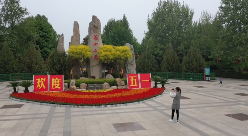 花柱将城区装扮得靓丽多彩北斗路,石柏大街沿线等地市政广场,海山公园