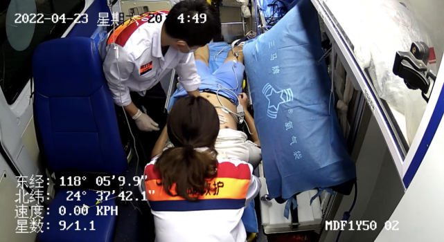 继续心肺复苏急救医生立即给予电除颤发现病人出现室颤连接除颤监护仪