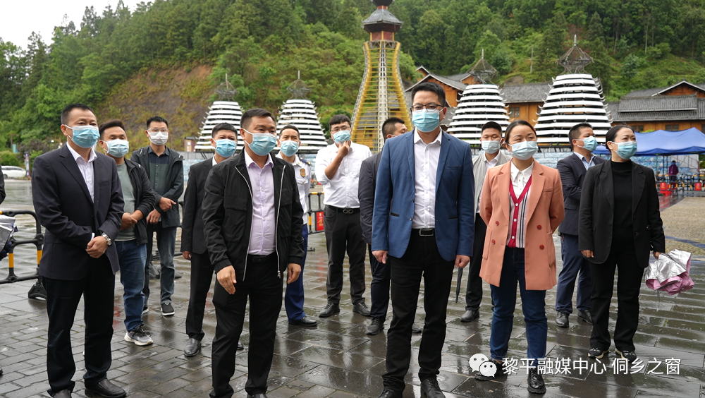 县委常委,常务副县长袁仁勇,县公安,交警,应急,消防等部门负责人一同