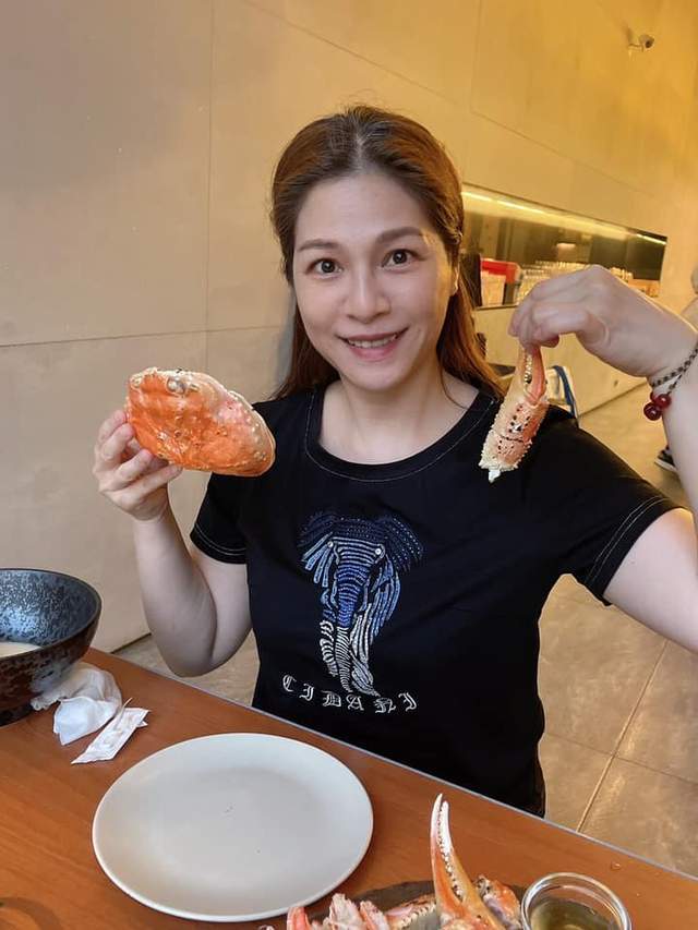 小7岁妻子张钰雅同样穿着黑色衣服,跟郑智化打扮默契十足.