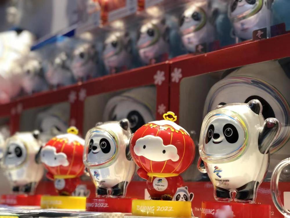 据悉,除爆款毛绒玩具,手办,钥匙扣外,备受小朋友和年轻人喜爱的"冰墩