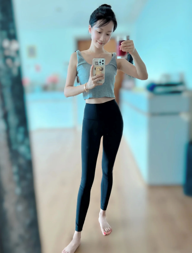 36岁李念露脐装炫腹肌穿低胸背心锁骨明显紧身裤勒出细长双腿