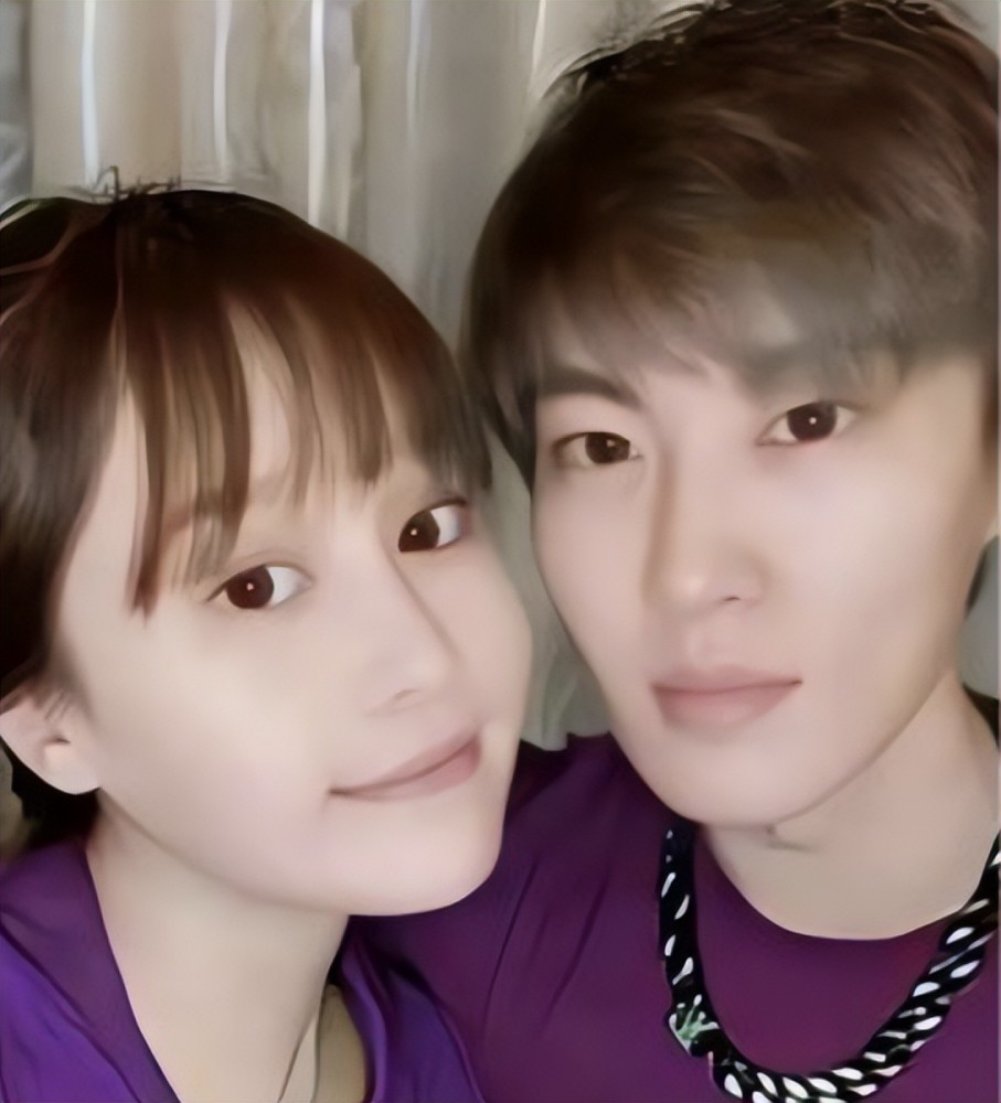 妹妹"球球"赵一涵(又名赵珈萱)近一年在直播里恋爱,订婚,分手,复合一