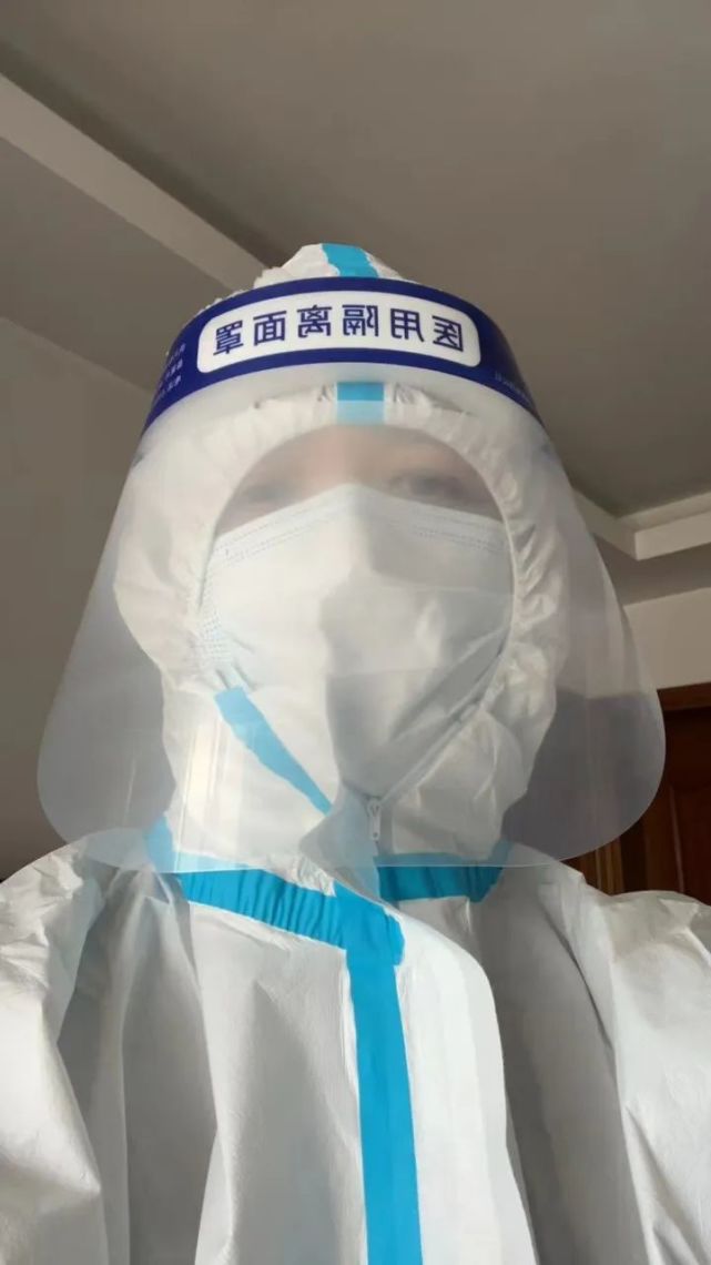 花猫第一次穿上全套防护服时的自拍花猫所在小区是本轮封控管理时间较