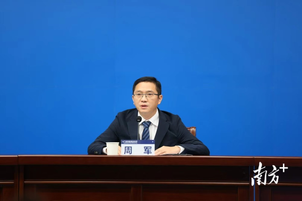 周军介绍,今天白云区继续开展第三轮全区全员核酸检测,投入6261名医护