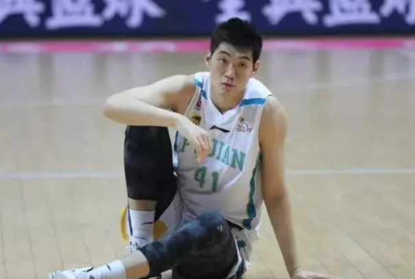 福建队内线球员孙喆第三则消息关于这个赛季nbl联赛的篮板王薛世伟,他