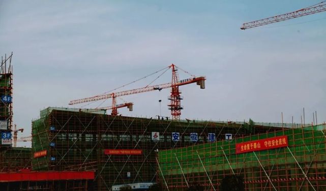 舒城一中迁建项目施工现场:在园区功能提升方面青墩小区,县一中迁建