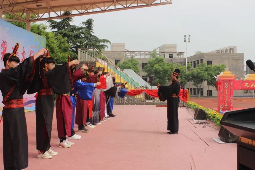随后,咸林中学党总支书记黄转龙,副校长雷静以
