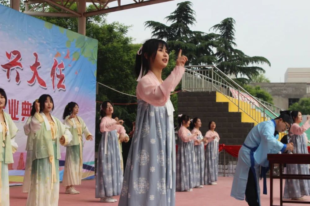随后,咸林中学党总支书记黄转龙,副校长雷静以