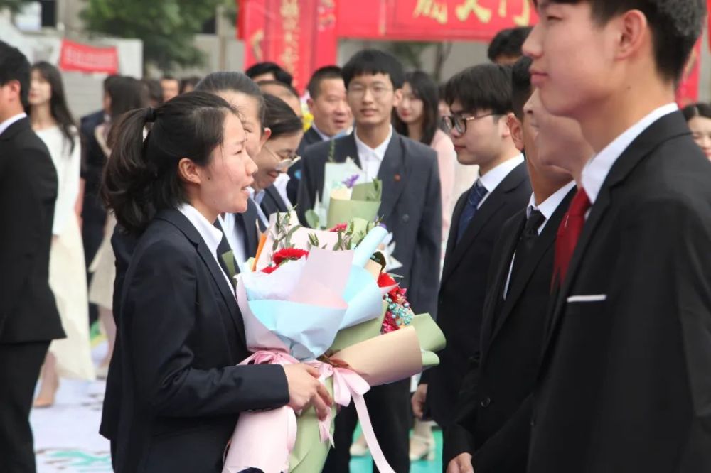 随后,咸林中学党总支书记黄转龙,副校长雷静以