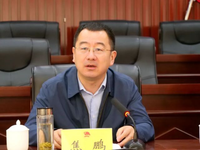 焦鹏强调,全体与会人员要坚定理想,忠贞信念,坚定"四个自信",自觉做到