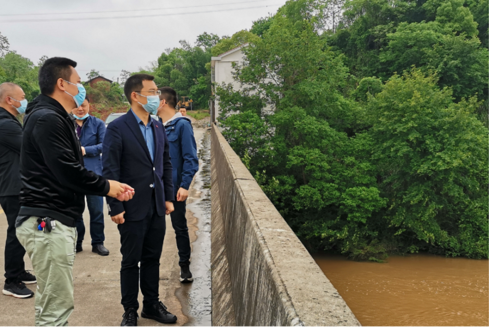 在鐵河群英橋上,陽建一行仔細查看鐵河水位水情,詳細瞭解隱患排查