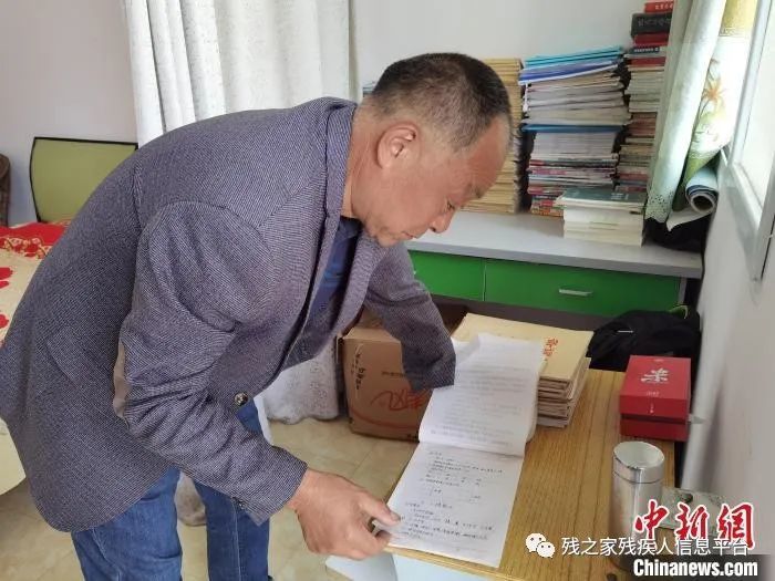 红城往事残疾教师扎根大山44年甘当千名学生的严父暧爸