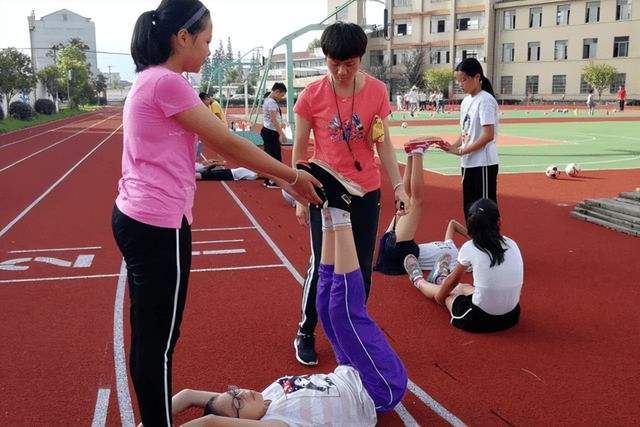 初中女生上体育课的请假理由,自以为天衣无缝,老师却一眼识破