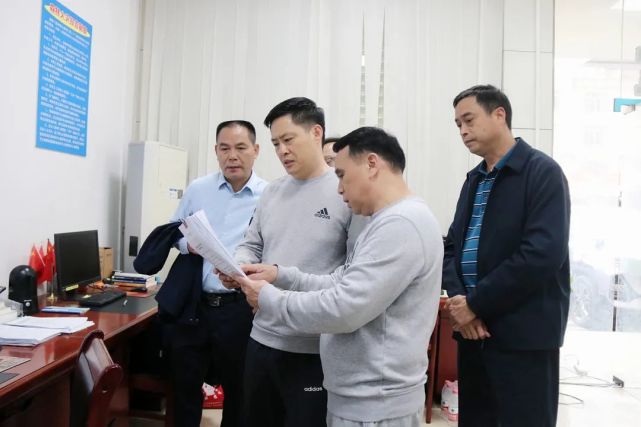 县委常委,常务副县长王永树陪同检查.