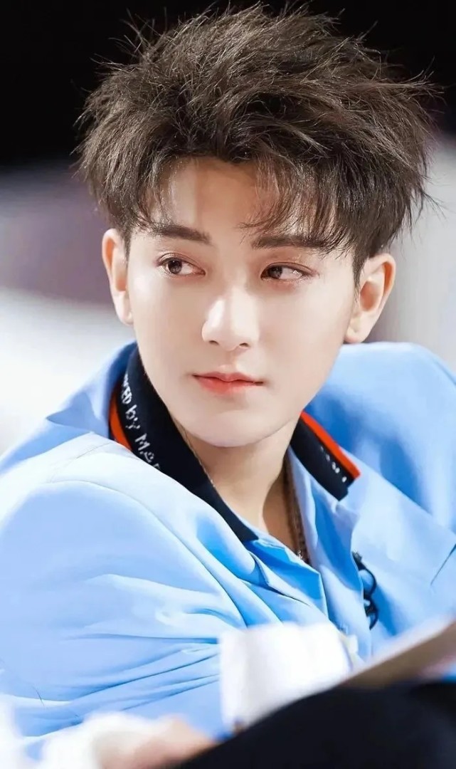 黄子韬晒新照皮肤比黑柱子还要黑不愧是搞笑担当