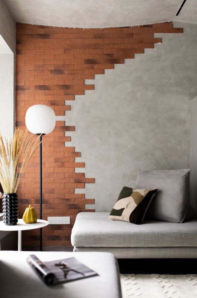 水泥灰的艺术漆 半墙红砖,利用山水的元素来装点新房!_腾讯新闻