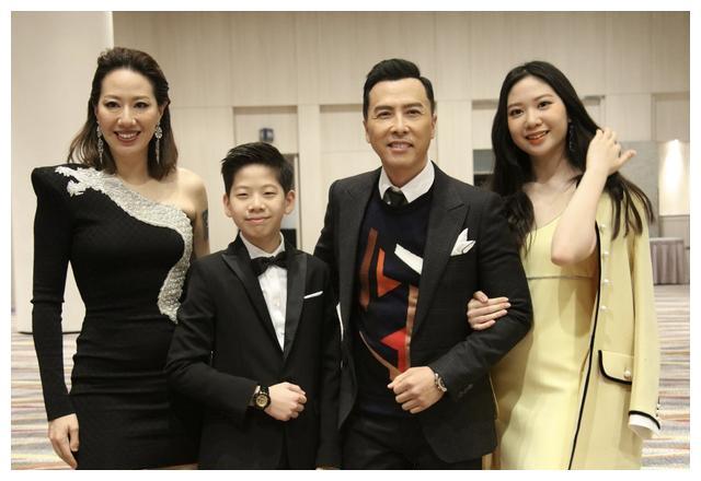 甄子丹动用私人飞机为妻庆生,全家合照很温馨,子女身材高挑出众_腾讯