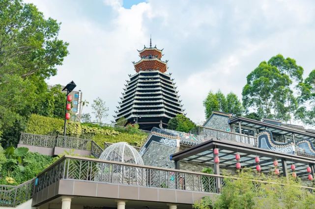 龍崗區旅遊景點有紅立方,雲裡夢想樂園,甘坑客家小鎮,園山風景區,大芬