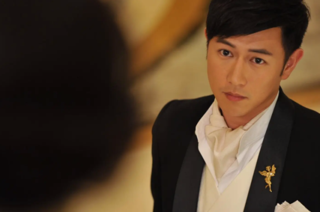 他拥有非常俊朗的外表,在《律政新人王》,《冲上云霄》,《少年四大名