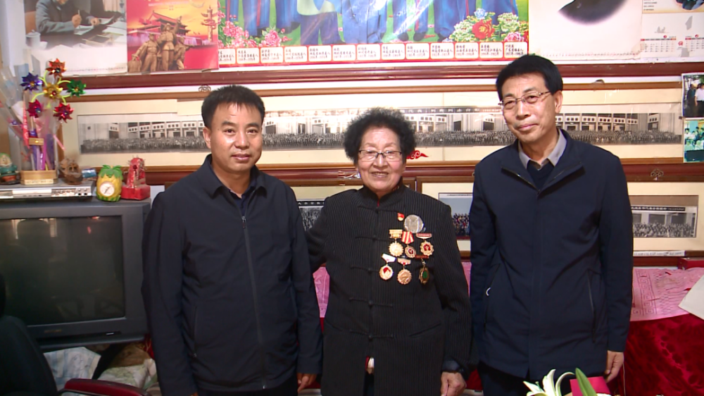书记杨维平,全国劳动模范,原安家门小学校长,中共十四大代表李兰华,为
