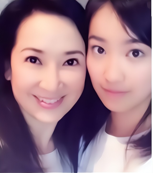 58岁的龚慈恩容颜不老晒出和女儿合影的照片宛如一对姊妹花