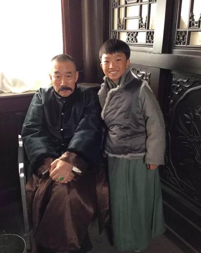 张学成是张学良的二叔张作孚的儿子,张作孚早年死于与胡匪的交战中.