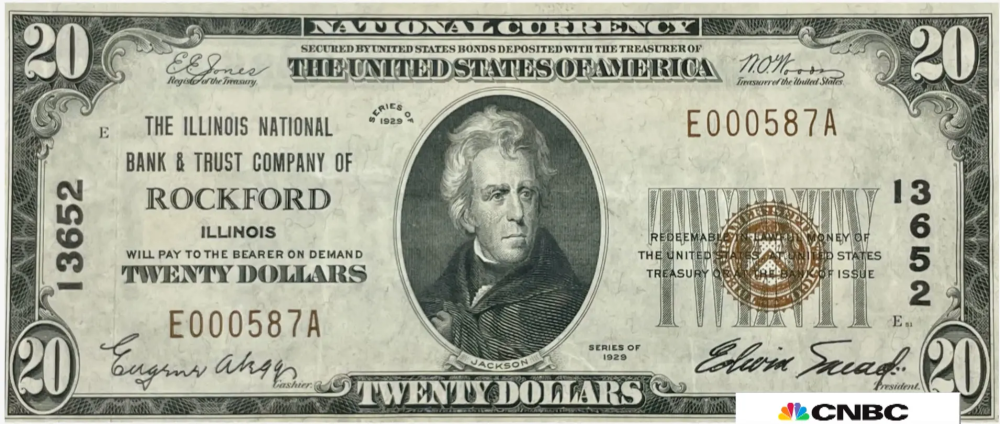 巴菲特现身股东大会，展示美元纸币，称要警惕“资金的新形式”
