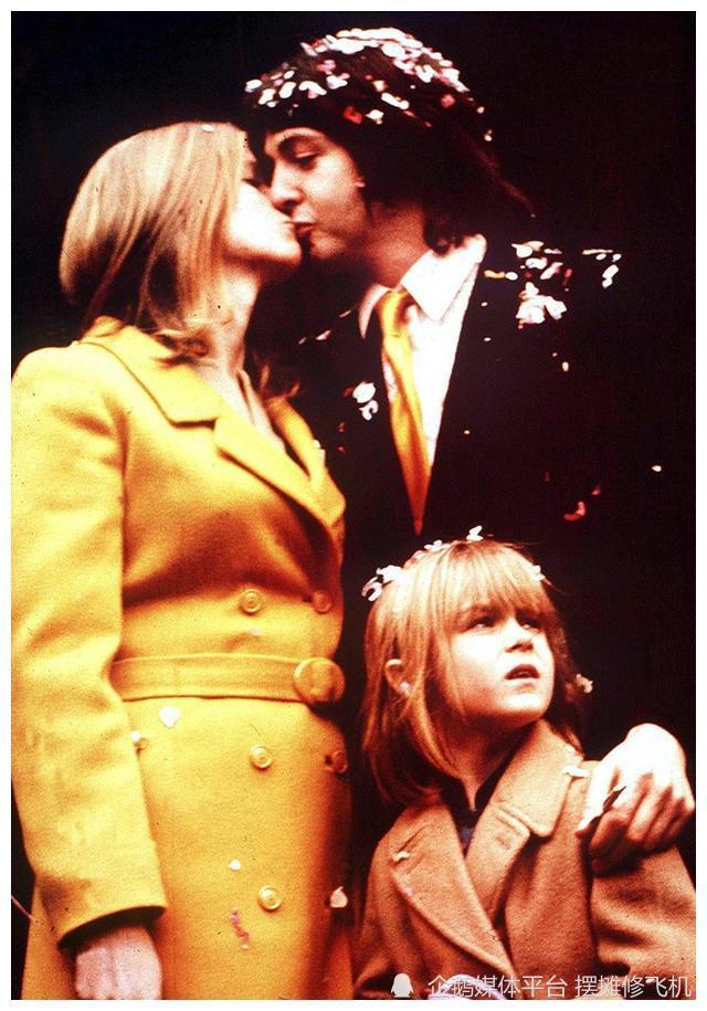 1969年,保罗99麦卡特尼和**任妻子琳达在英国举行婚礼.