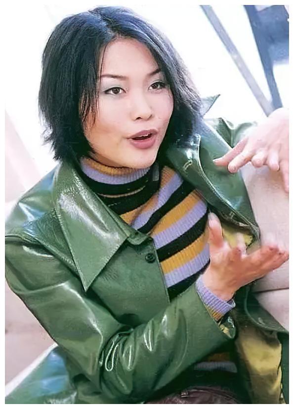 46岁的许美静竟然在街头摆着牌子卖唱,她学着开直播,却只有十几个人看