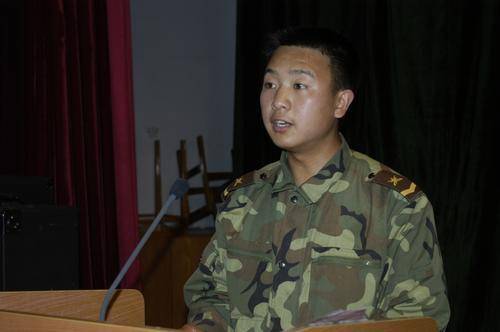 向南林是新时代兵之骄子能文善武入伍8年被保送军校