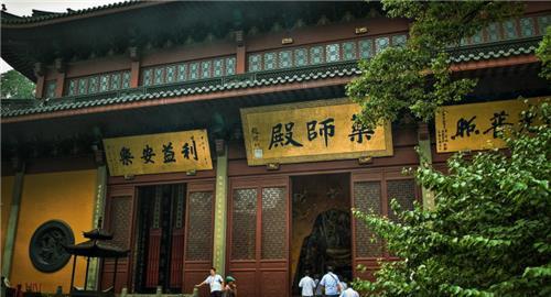 靈隱寺有一副對聯懸掛了1700年點醒無數世人幫他們走出困境