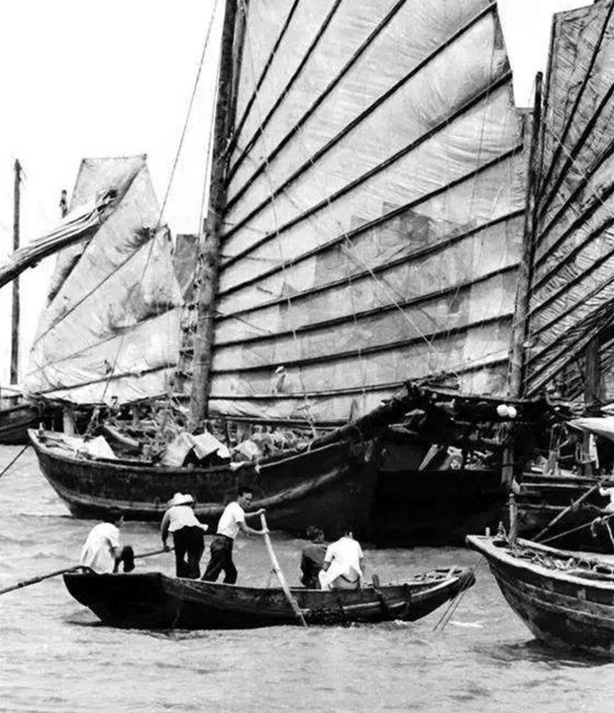 金明宝和沈副排长商量,白天驶过浦东的南汇嘴角,到了夜里悄悄通过