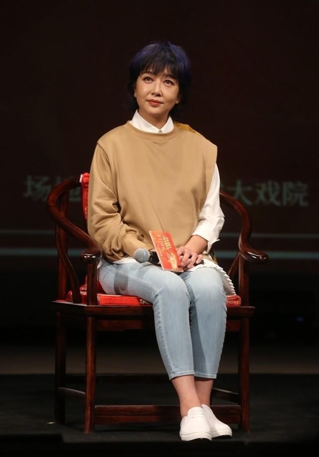 短发的江珊看着好真实,法令纹有点深,但是穿衣仍然挺大方的