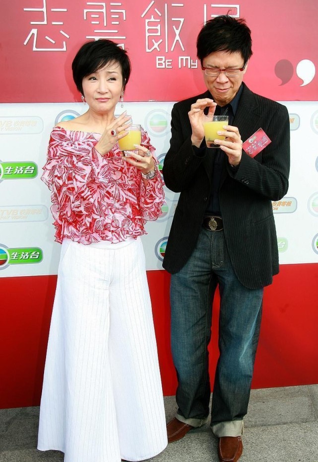 狄波拉真是一点不见老态穿一字肩上衣配阔腿裤看着好像才50岁