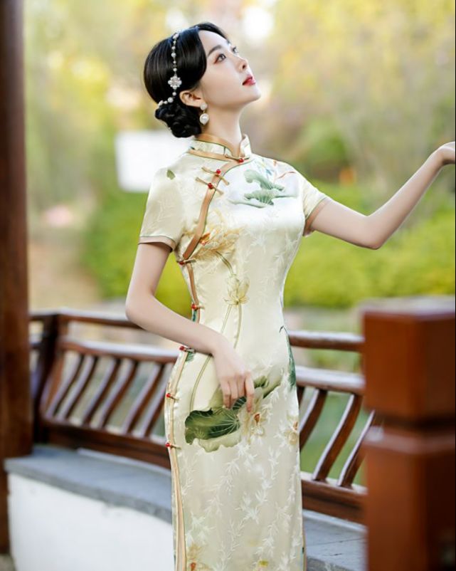 中年女人穿旗袍,真不是瘦的就好看,有3个"小缺点"反而更惊艳