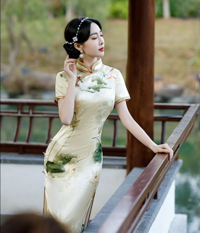 中年女人穿旗袍,真不是瘦的就好看,有3个"小缺点"反而更惊艳