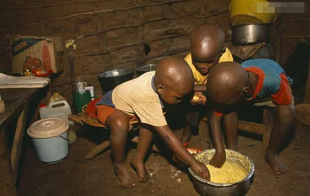 非洲穷人吃人富人图片