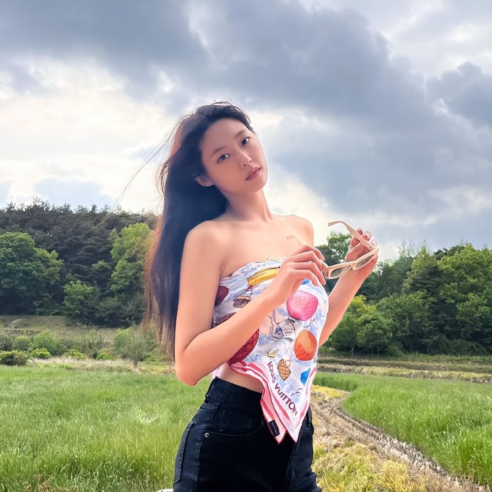 秀出锁骨,韩国女演员金雪炫,一条围巾的别致造型,清爽又独特