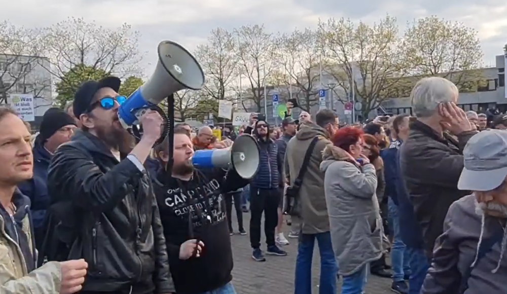 德外长在台上支持送乌克兰武器，下面示威者拿着扩音喇叭、吹口哨反对博虹洗发水多少钱一瓶