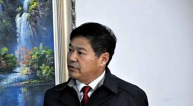 蓝翔创始人女儿实名举报母亲:为了145套房产,逼女儿签假合同坐牢