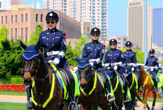 五一劳动节,大连骑警亮相在人民广场